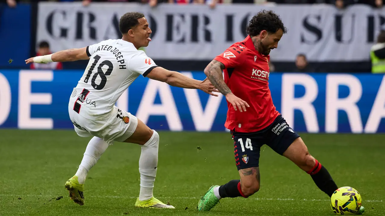 Mateo Joseph (18. RCD Mallorca) y Rub&eacute;n Garc&iacute;a (14. CA Osasuna) durante el partido de La Liga EA Sports entre CA Osasuna y RCD Mallorca disputado en el estadio de El Sadar en Pamplona. I&Ntilde;IGO ALZUGARAY