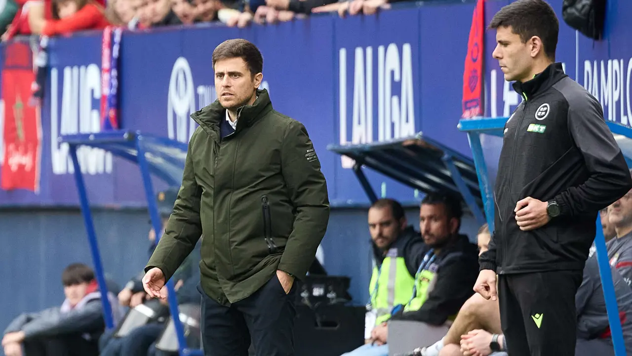 Alessio Lisci (entrenador CA Osasuna) durante el partido de La Liga EA Sports entre CA Osasuna y RCD Mallorca disputado en el estadio de El Sadar en Pamplona. I&Ntilde;IGO ALZUGARAY