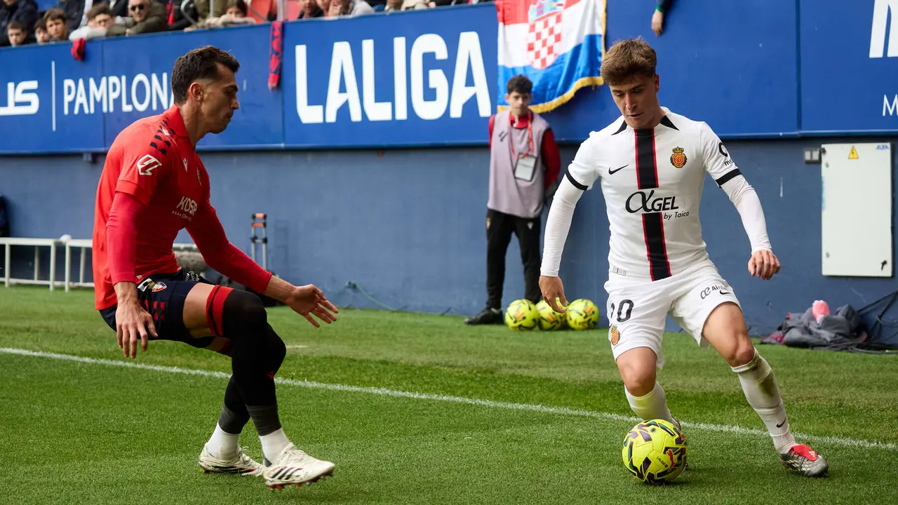 Lucas Torr&oacute; (6. CA Osasuna) y Pablo Torre (20. RCD Mallorca) durante el partido de La Liga EA Sports entre CA Osasuna y RCD Mallorca disputado en el estadio de El Sadar en Pamplona. I&Ntilde;IGO ALZUGARAY