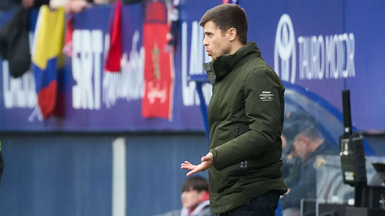 Alessio Lisci (entrenador CA Osasuna) durante el partido de La Liga EA Sports entre CA Osasuna y RCD Mallorca disputado en el estadio de El Sadar en Pamplona. I&Ntilde;IGO ALZUGARAY