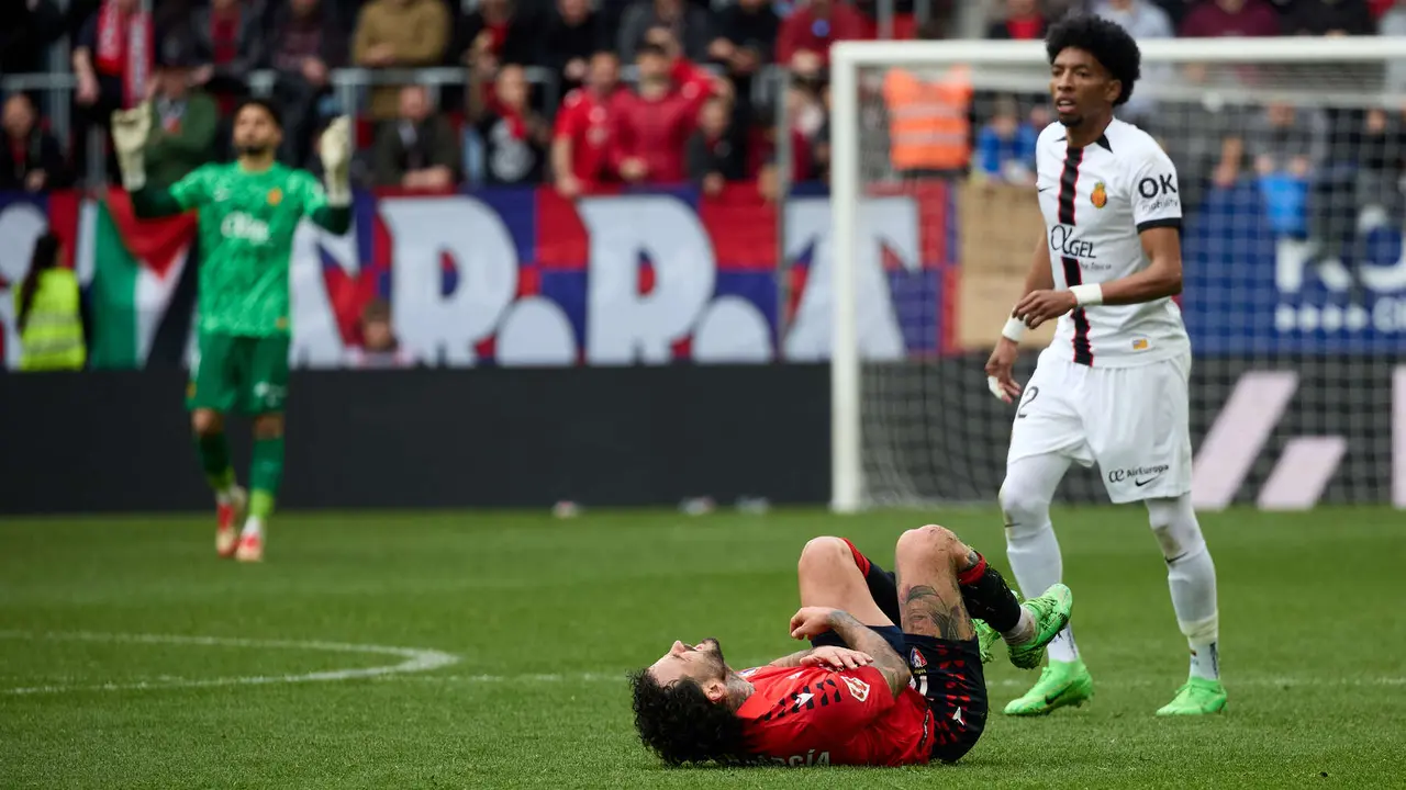 Rub&eacute;n Garc&iacute;a (14. CA Osasuna) y Johan Mojica (22. RCD Mallorca) durante el partido de La Liga EA Sports entre CA Osasuna y RCD Mallorca disputado en el estadio de El Sadar en Pamplona. I&Ntilde;IGO ALZUGARAY