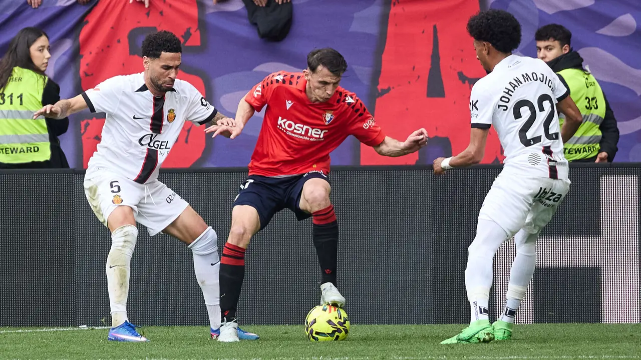 Omar Mascarell (5. RCD Mallorca), Ante Budimir (17. CA Osasuna) y Johan Mojica (22. RCD Mallorca) durante el partido de La Liga EA Sports entre CA Osasuna y RCD Mallorca disputado en el estadio de El Sadar en Pamplona. I&Ntilde;IGO ALZUGARAY