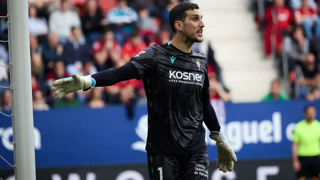Sergio Herrera (1. CA Osasuna) durante el partido de La Liga EA Sports entre CA Osasuna y RCD Mallorca disputado en el estadio de El Sadar en Pamplona. I&Ntilde;IGO ALZUGARAY