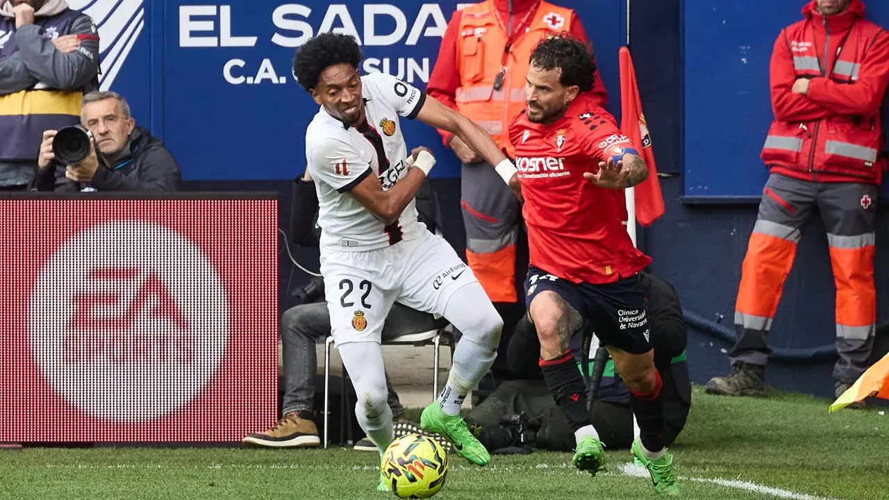 Johan Mojica (22. RCD Mallorca) y Rub&eacute;n Garc&iacute;a (14. CA Osasuna) durante el partido de La Liga EA Sports entre CA Osasuna y RCD Mallorca disputado en el estadio de El Sadar en Pamplona. I&Ntilde;IGO ALZUGARAY
