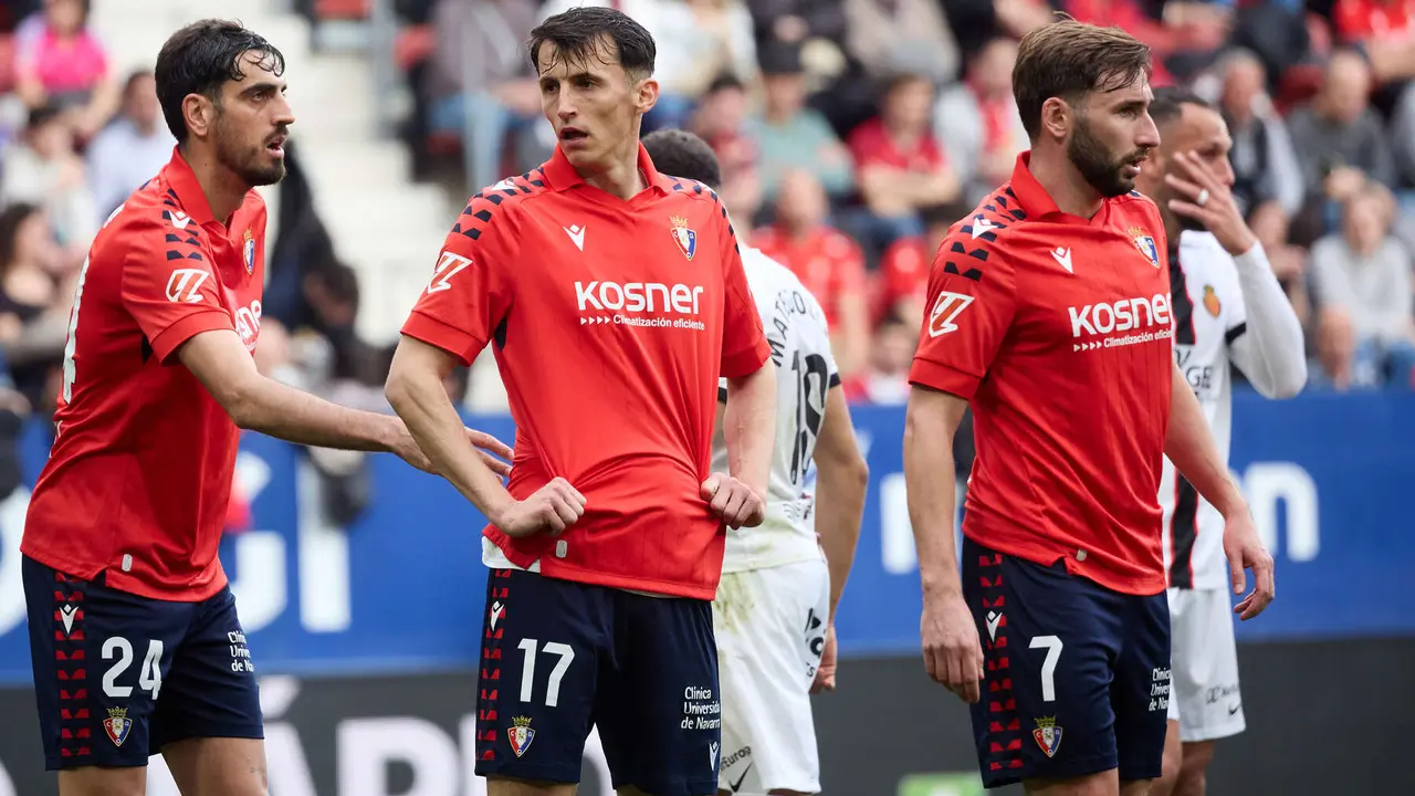 Alejandro Catena (24. CA Osasuna), Ante Budimir (17. CA Osasuna) y Jon Moncayola (7. CA Osasuna) durante el partido de La Liga EA Sports entre CA Osasuna y RCD Mallorca disputado en el estadio de El Sadar en Pamplona. I&Ntilde;IGO ALZUGARAY