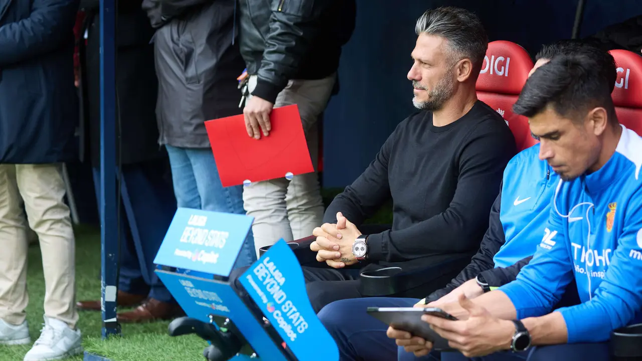 Mart&iacute;n Demichelis (entrenador RCD Mallorca) durante el partido de La Liga EA Sports entre CA Osasuna y RCD Mallorca disputado en el estadio de El Sadar en Pamplona. I&Ntilde;IGO ALZUGARAY