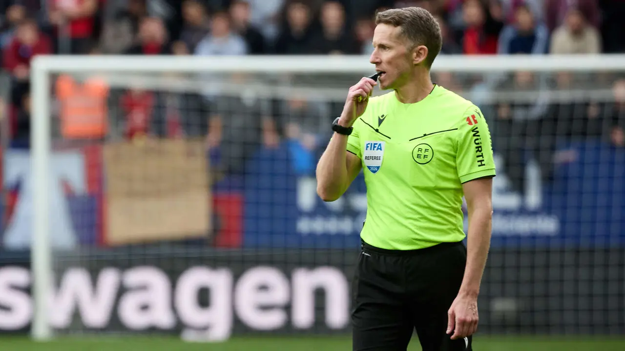 Alejandro Hernandez Hernandez (&aacute;rbitro del partido) durante el partido de La Liga EA Sports entre CA Osasuna y RCD Mallorca disputado en el estadio de El Sadar en Pamplona. I&Ntilde;IGO ALZUGARAY