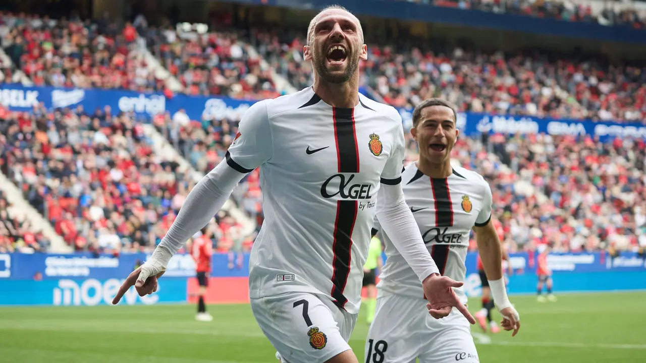Los jugadores del RCD Mallorca celebran el gol de Vedat Muriqi (0-1) durante el partido de La Liga EA Sports entre CA Osasuna y RCD Mallorca disputado en el estadio de El Sadar en Pamplona. I&Ntilde;IGO ALZUGARAY