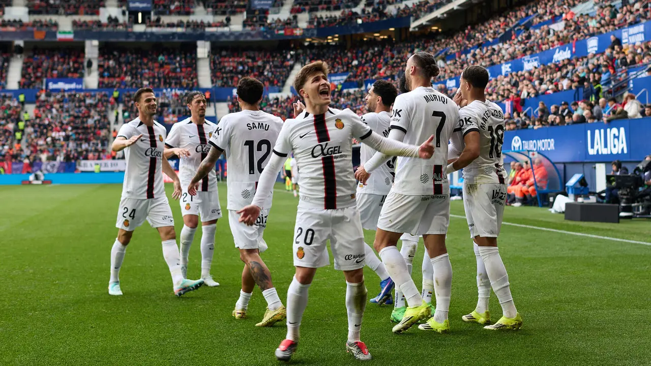 Los jugadores del RCD Mallorca celebran el gol de Vedat Muriqi (0-1) durante el partido de La Liga EA Sports entre CA Osasuna y RCD Mallorca disputado en el estadio de El Sadar en Pamplona. I&Ntilde;IGO ALZUGARAY