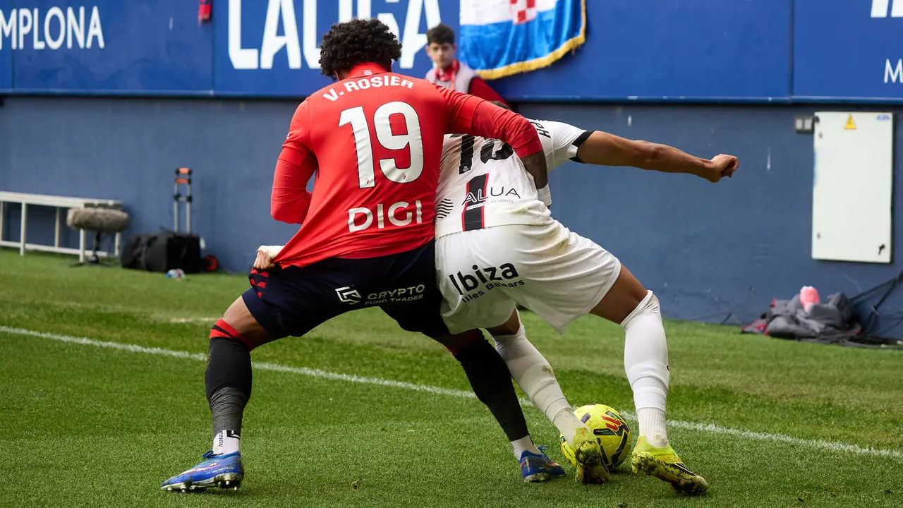 Valentin Rosier (19. CA Osasuna) y Mateo Joseph (18. RCD Mallorca) durante el partido de La Liga EA Sports entre CA Osasuna y RCD Mallorca disputado en el estadio de El Sadar en Pamplona. I&Ntilde;IGO ALZUGARAY