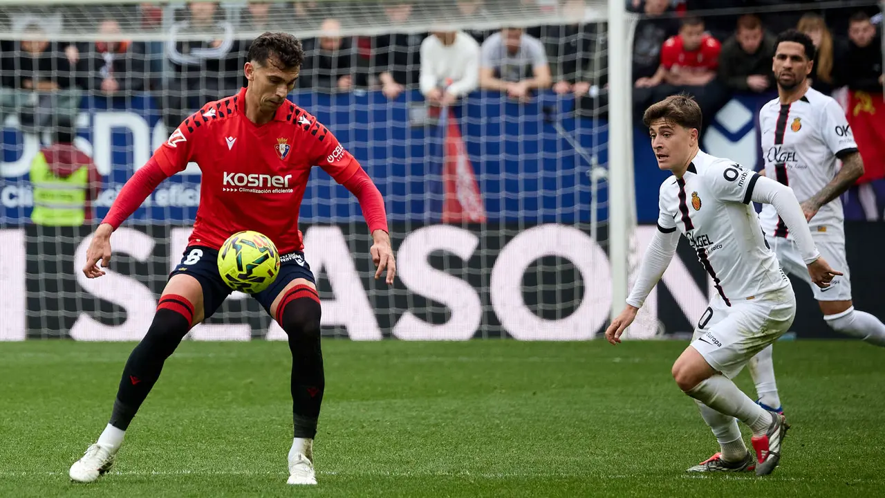 Lucas Torr&oacute; (6. CA Osasuna) y Pablo Torre (20. RCD Mallorca) durante el partido de La Liga EA Sports entre CA Osasuna y RCD Mallorca disputado en el estadio de El Sadar en Pamplona. I&Ntilde;IGO ALZUGARAY