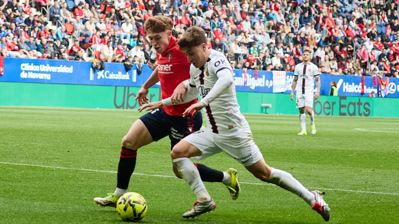 V&iacute;ctor Mu&ntilde;oz (21. CA Osasuna) y Pablo Torre (20. RCD Mallorca) durante el partido de La Liga EA Sports entre CA Osasuna y RCD Mallorca disputado en el estadio de El Sadar en Pamplona. I&Ntilde;IGO ALZUGARAY