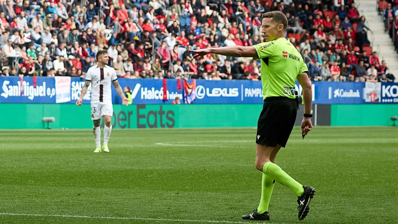 Alejandro Hernandez Hernandez (&aacute;rbitro del partido) durante el partido de La Liga EA Sports entre CA Osasuna y RCD Mallorca disputado en el estadio de El Sadar en Pamplona. I&Ntilde;IGO ALZUGARAY