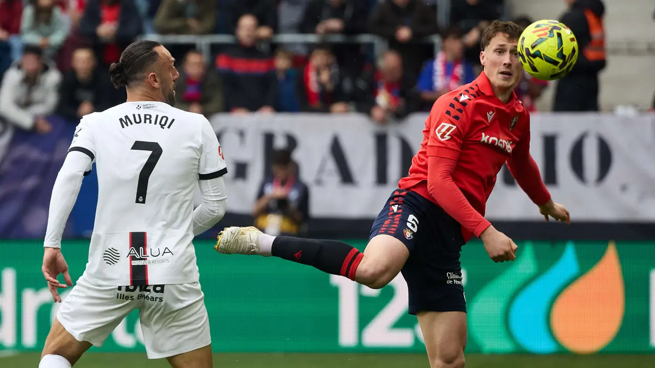 Vedat Muriqi (7. RCD Mallorca) y Jorge Herrando (5. CA Osasuna) durante el partido de La Liga EA Sports entre CA Osasuna y RCD Mallorca disputado en el estadio de El Sadar en Pamplona. I&Ntilde;IGO ALZUGARAY