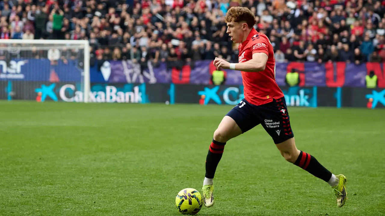 V&iacute;ctor Mu&ntilde;oz (21. CA Osasuna) durante el partido de La Liga EA Sports entre CA Osasuna y RCD Mallorca disputado en el estadio de El Sadar en Pamplona. I&Ntilde;IGO ALZUGARAY
