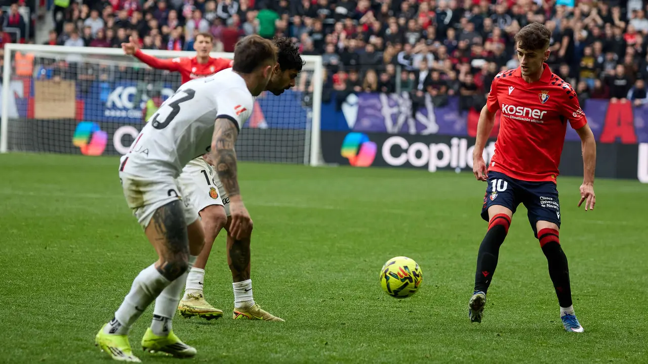 Aimar Oroz (10. CA Osasuna) durante el partido de La Liga EA Sports entre CA Osasuna y RCD Mallorca disputado en el estadio de El Sadar en Pamplona. I&Ntilde;IGO ALZUGARAY