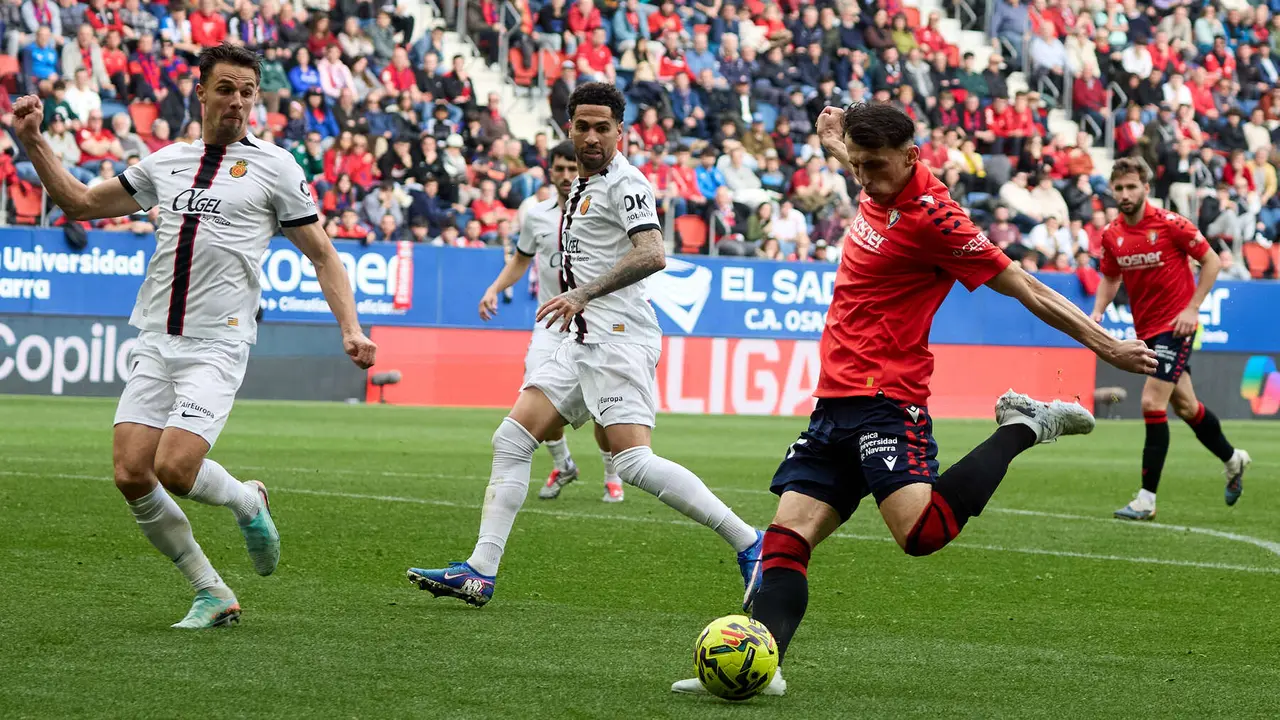 Ante Budimir (17. CA Osasuna) durante el partido de La Liga EA Sports entre CA Osasuna y RCD Mallorca disputado en el estadio de El Sadar en Pamplona. I&Ntilde;IGO ALZUGARAY
