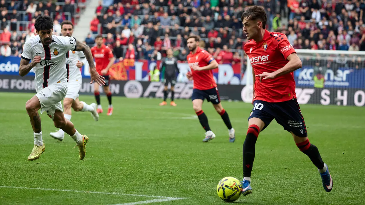 Aimar Oroz (10. CA Osasuna) durante el partido de La Liga EA Sports entre CA Osasuna y RCD Mallorca disputado en el estadio de El Sadar en Pamplona. I&Ntilde;IGO ALZUGARAY