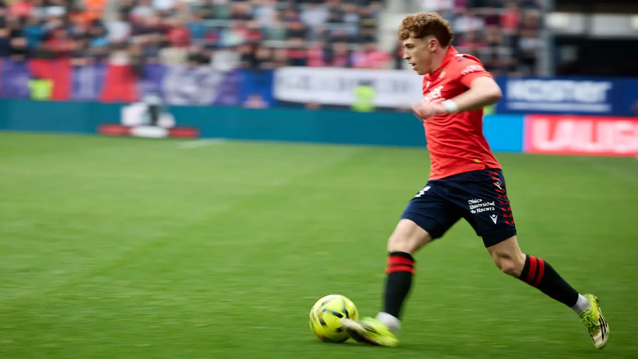 V&iacute;ctor Mu&ntilde;oz (21. CA Osasuna) durante el partido de La Liga EA Sports entre CA Osasuna y RCD Mallorca disputado en el estadio de El Sadar en Pamplona. I&Ntilde;IGO ALZUGARAY