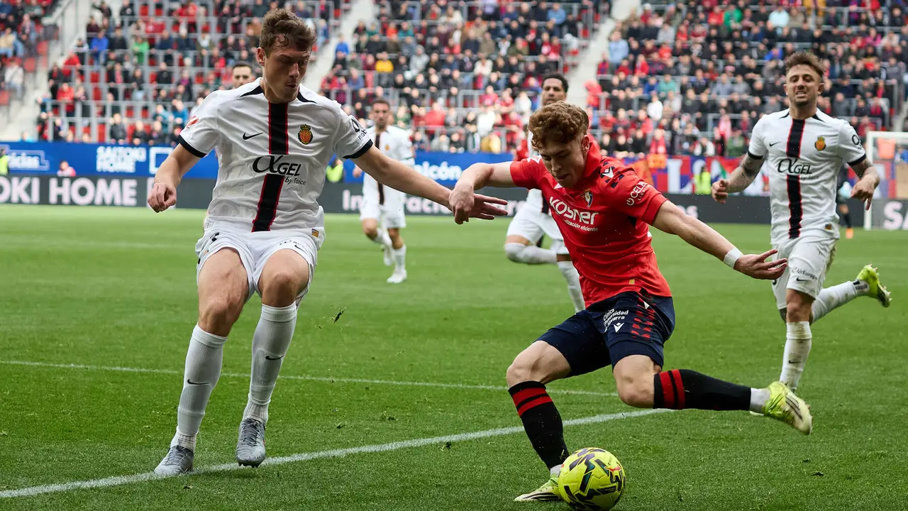 David L&oacute;pez (27. RCD Mallorca) y V&iacute;ctor Mu&ntilde;oz (21. CA Osasuna) durante el partido de La Liga EA Sports entre CA Osasuna y RCD Mallorca disputado en el estadio de El Sadar en Pamplona. I&Ntilde;IGO ALZUGARAY