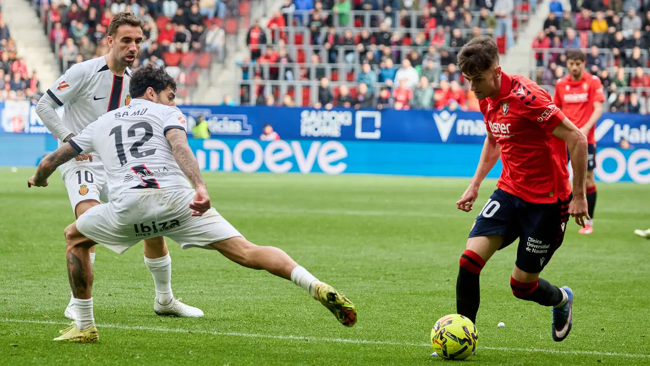 Samu Costa (12. RCD Mallorca) y Aimar Oroz (10. CA Osasuna) durante el partido de La Liga EA Sports entre CA Osasuna y RCD Mallorca disputado en el estadio de El Sadar en Pamplona. I&Ntilde;IGO ALZUGARAY