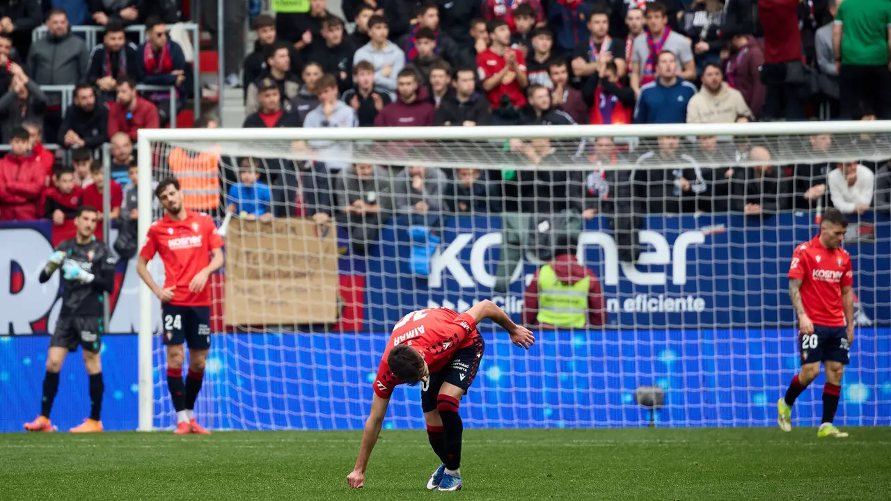 Los jugadores del RCD Mallorca celebran el gol de Vedat Muriqi (0-2) durante el partido de La Liga EA Sports entre CA Osasuna y RCD Mallorca disputado en el estadio de El Sadar en Pamplona. I&Ntilde;IGO ALZUGARAY