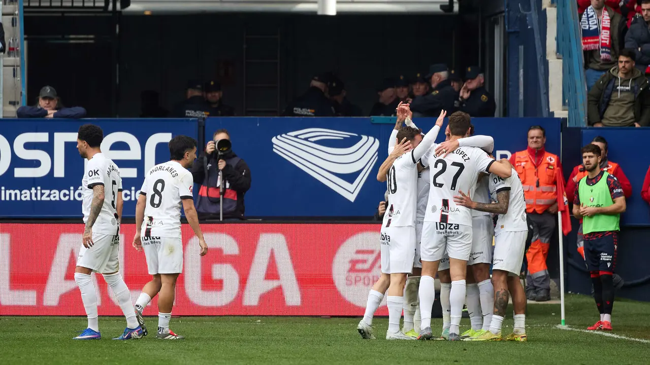 Los jugadores del RCD Mallorca celebran el gol de Vedat Muriqi (0-2) durante el partido de La Liga EA Sports entre CA Osasuna y RCD Mallorca disputado en el estadio de El Sadar en Pamplona. I&Ntilde;IGO ALZUGARAY