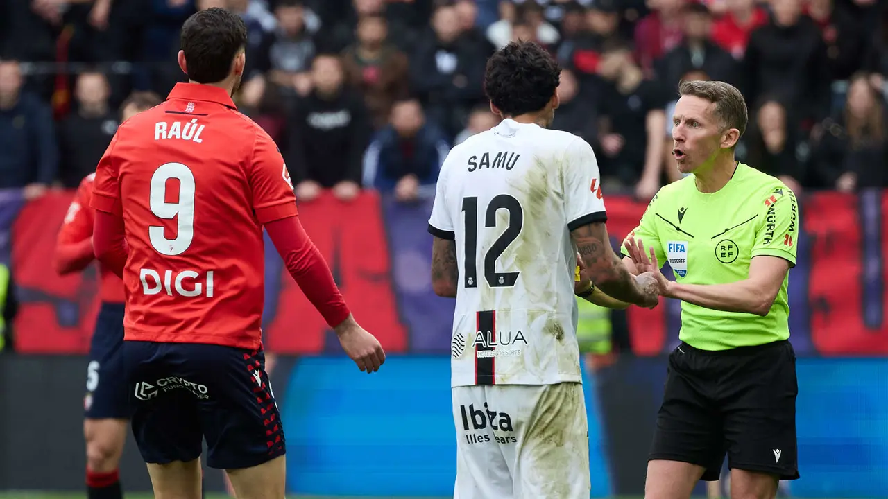 Ra&uacute;l Garc&iacute;a (9. CA Osasuna), Samu Costa (12. RCD Mallorca) y Alejandro Hernandez Hernandez (&aacute;rbitro del partido) durante el partido de La Liga EA Sports entre CA Osasuna y RCD Mallorca disputado en el estadio de El Sadar en Pamplona. I&Ntilde;IGO ALZUGARAY