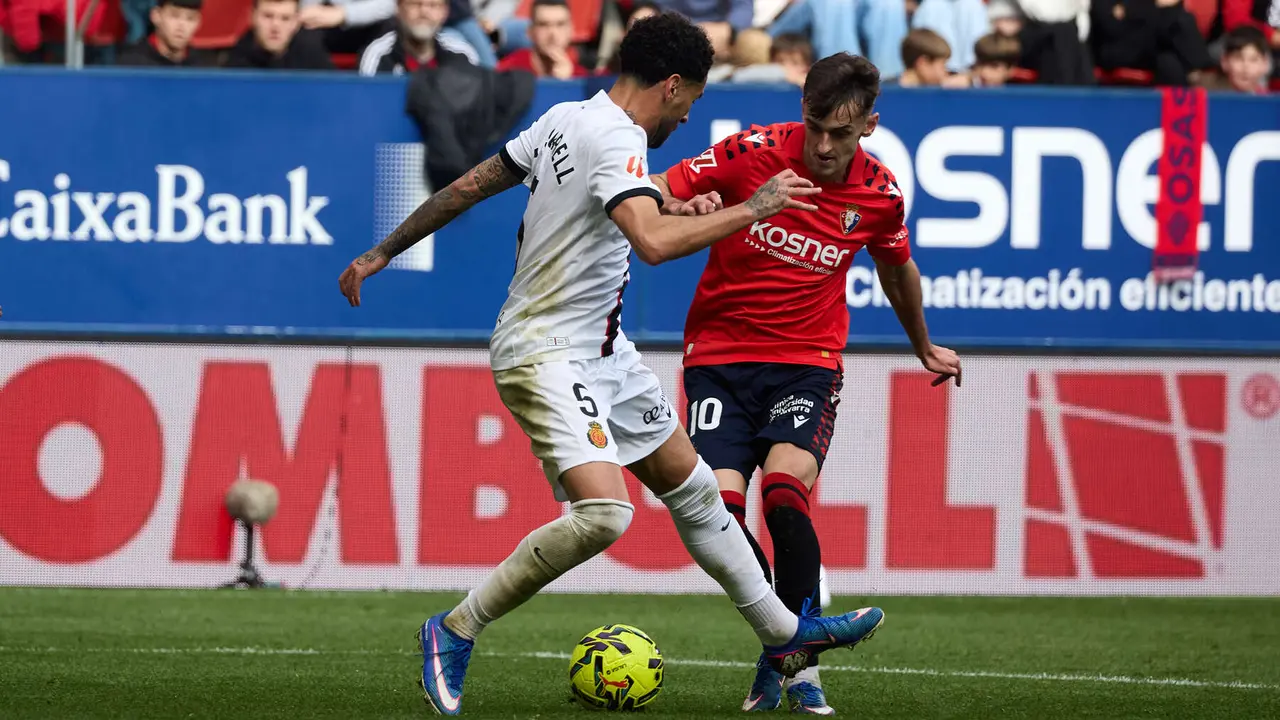 Omar Mascarell (5. RCD Mallorca) y Aimar Oroz (10. CA Osasuna) durante el partido de La Liga EA Sports entre CA Osasuna y RCD Mallorca disputado en el estadio de El Sadar en Pamplona. I&Ntilde;IGO ALZUGARAY