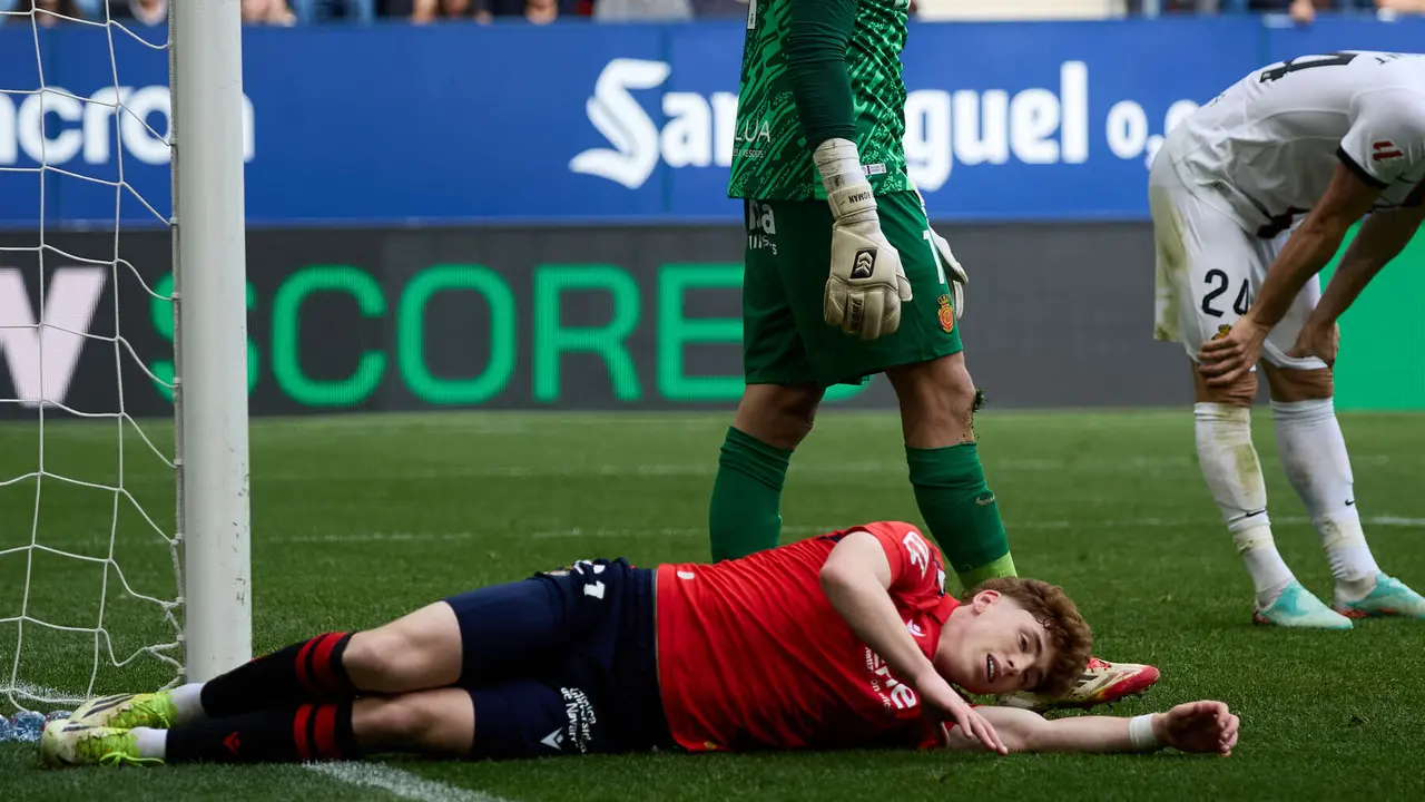 V&iacute;ctor Mu&ntilde;oz (21. CA Osasuna) durante el partido de La Liga EA Sports entre CA Osasuna y RCD Mallorca disputado en el estadio de El Sadar en Pamplona. I&Ntilde;IGO ALZUGARAY