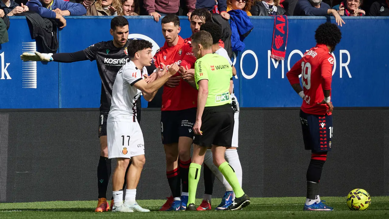 Alejandro Hernandez Hernandez (&aacute;rbitro del partido) muestra una tarjeta roja a Jan Virgili (17. RCD Mallorca) durante el partido de La Liga EA Sports entre CA Osasuna y RCD Mallorca disputado en el estadio de El Sadar en Pamplona. I&Ntilde;IGO ALZUGARAY