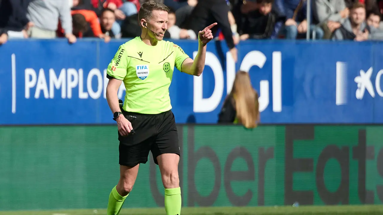 Alejandro Hernandez Hernandez (&aacute;rbitro del partido) durante el partido de La Liga EA Sports entre CA Osasuna y RCD Mallorca disputado en el estadio de El Sadar en Pamplona. I&Ntilde;IGO ALZUGARAY