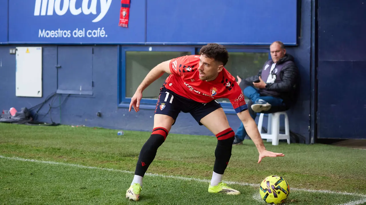 Kike Barja (11. CA Osasuna) durante el partido de La Liga EA Sports entre CA Osasuna y RCD Mallorca disputado en el estadio de El Sadar en Pamplona. I&Ntilde;IGO ALZUGARAY