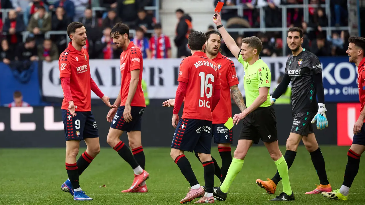 Alejandro Hernandez Hernandez (&aacute;rbitro del partido) muestra una tarjeta roja a Ra&uacute;l Garc&iacute;a (9. CA Osasuna) durante el partido de La Liga EA Sports entre CA Osasuna y RCD Mallorca disputado en el estadio de El Sadar en Pamplona. I&Ntilde;IGO ALZUGARAY