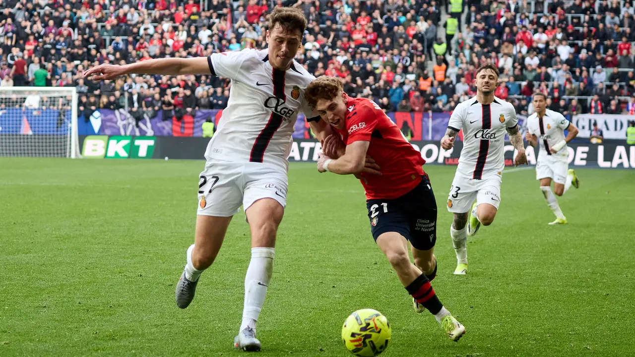 David L&oacute;pez (27. RCD Mallorca) y V&iacute;ctor Mu&ntilde;oz (21. CA Osasuna) durante el partido de La Liga EA Sports entre CA Osasuna y RCD Mallorca disputado en el estadio de El Sadar en Pamplona. I&Ntilde;IGO ALZUGARAY