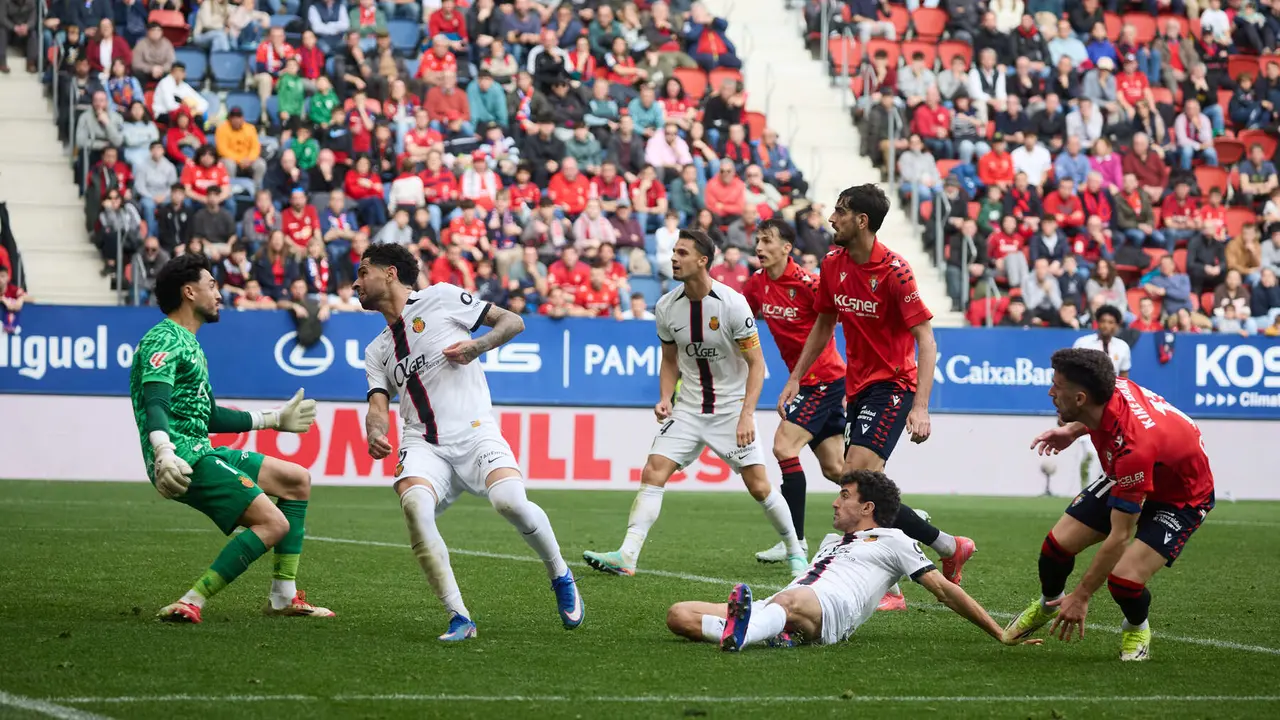 Los jugadores de Osasuna celebran el gol de Leo Rom&aacute;n (1-2) durante el partido de La Liga EA Sports entre CA Osasuna y RCD Mallorca disputado en el estadio de El Sadar en Pamplona. I&Ntilde;IGO ALZUGARAY