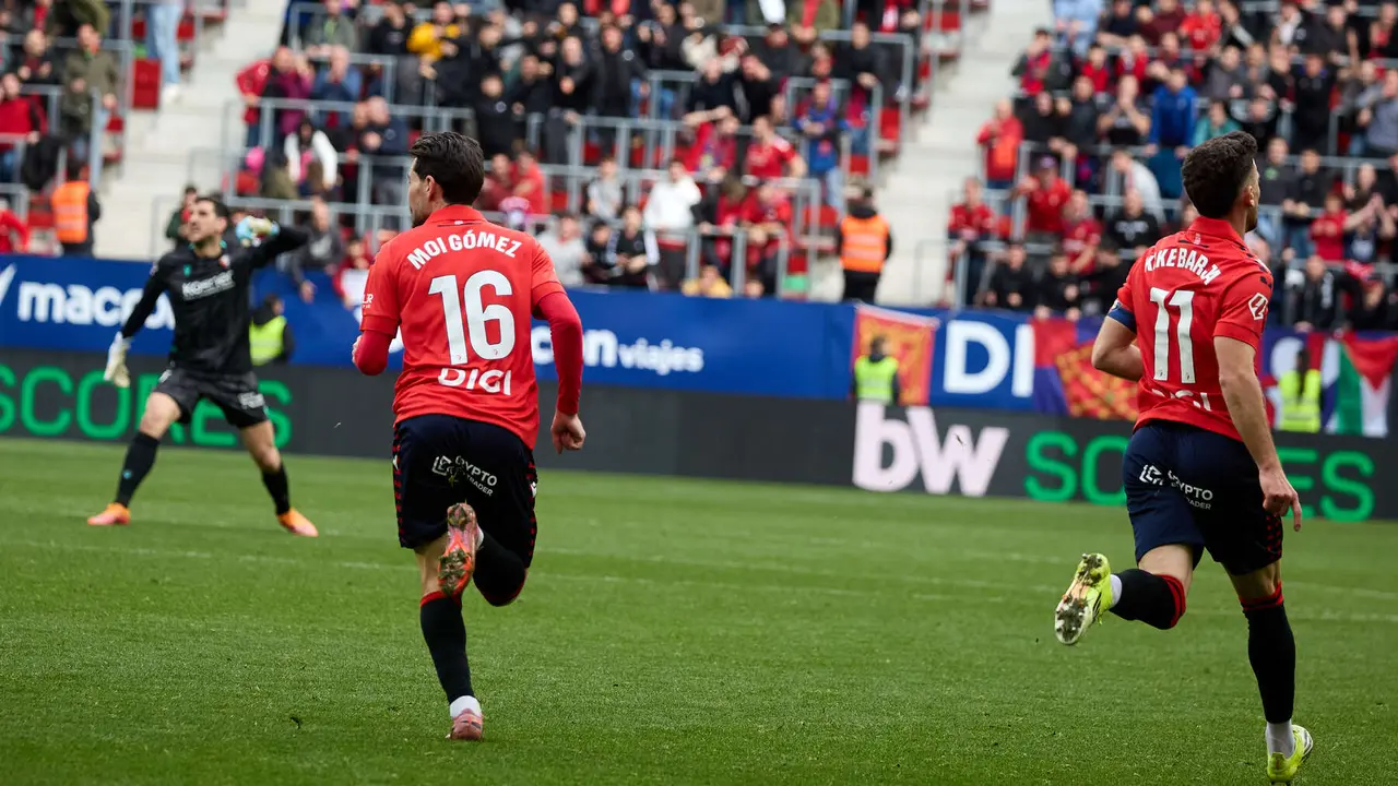 Los jugadores de Osasuna celebran el gol de Leo Rom&aacute;n (1-2) durante el partido de La Liga EA Sports entre CA Osasuna y RCD Mallorca disputado en el estadio de El Sadar en Pamplona. I&Ntilde;IGO ALZUGARAY
