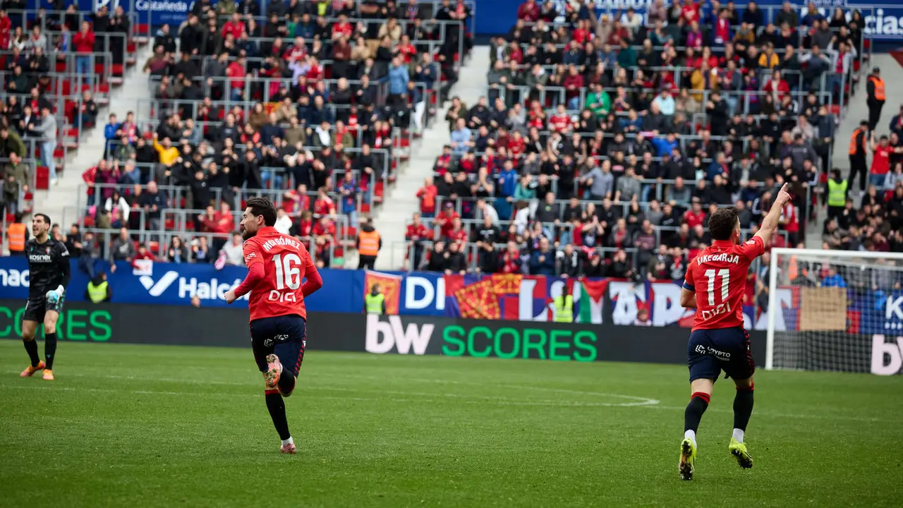 Los jugadores de Osasuna celebran el gol de Leo Rom&aacute;n (1-2) durante el partido de La Liga EA Sports entre CA Osasuna y RCD Mallorca disputado en el estadio de El Sadar en Pamplona. I&Ntilde;IGO ALZUGARAY