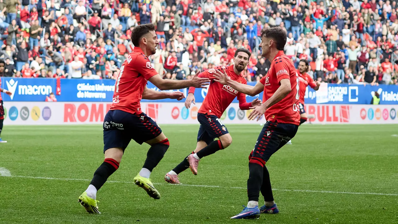 Los jugadores de Osasuna celebran el gol de Leo Rom&aacute;n (1-2) durante el partido de La Liga EA Sports entre CA Osasuna y RCD Mallorca disputado en el estadio de El Sadar en Pamplona. I&Ntilde;IGO ALZUGARAY
