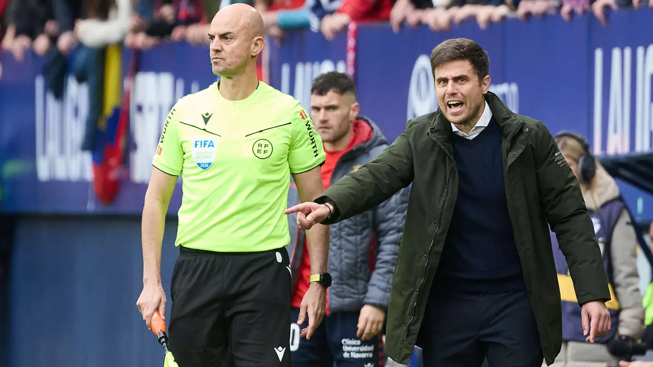 Alessio Lisci (entrenador CA Osasuna) durante el partido de La Liga EA Sports entre CA Osasuna y RCD Mallorca disputado en el estadio de El Sadar en Pamplona. I&Ntilde;IGO ALZUGARAY