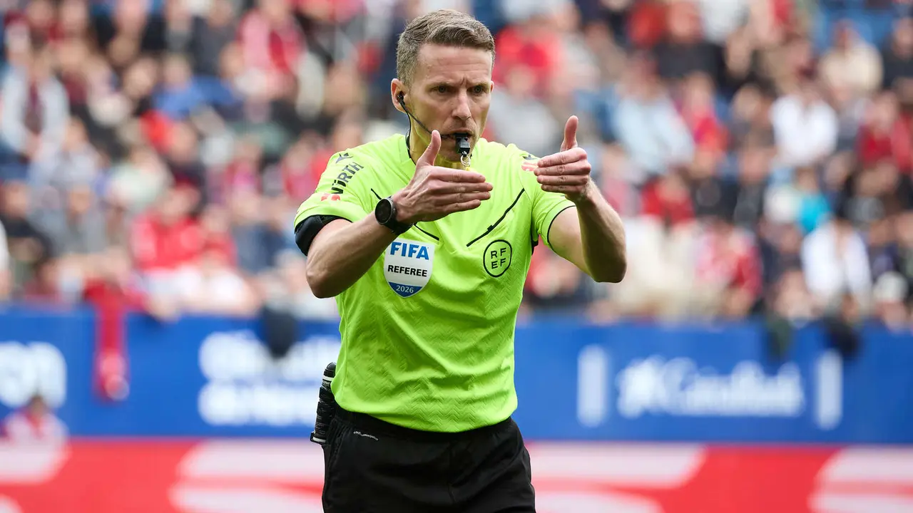 Alejandro Hernandez Hernandez (&aacute;rbitro del partido) durante el partido de La Liga EA Sports entre CA Osasuna y RCD Mallorca disputado en el estadio de El Sadar en Pamplona. I&Ntilde;IGO ALZUGARAY