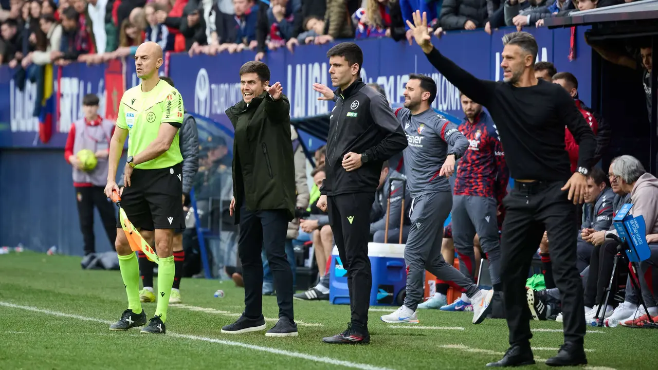 Alessio Lisci (entrenador CA Osasuna) y Mart&iacute;n Demichelis (entrenador RCD Mallorca) durante el partido de La Liga EA Sports entre CA Osasuna y RCD Mallorca disputado en el estadio de El Sadar en Pamplona. I&Ntilde;IGO ALZUGARAY