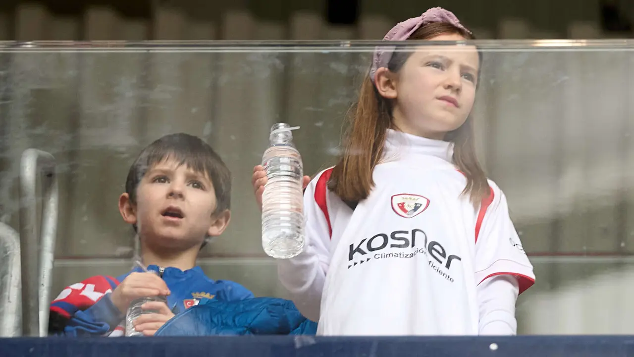 La grada del estadio de El Sadar durante el partido de La Liga EA Sports entre CA Osasuna y RCD Mallorca disputado en Pamplona. I&Ntilde;IGO ALZUGARAY