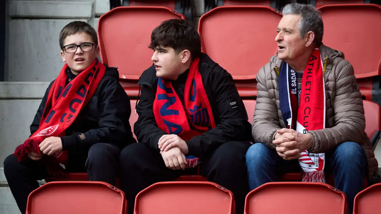 La grada del estadio de El Sadar durante el partido de La Liga EA Sports entre CA Osasuna y RCD Mallorca disputado en Pamplona. I&Ntilde;IGO ALZUGARAY