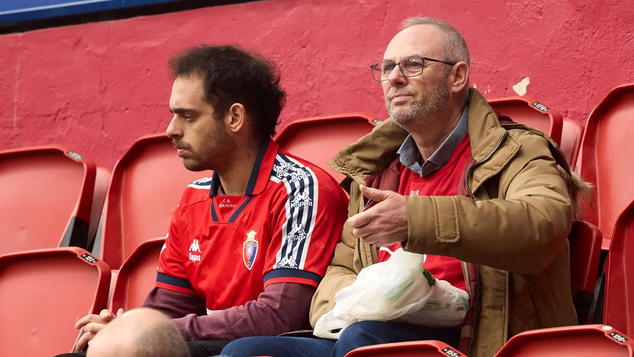 La grada del estadio de El Sadar durante el partido de La Liga EA Sports entre CA Osasuna y RCD Mallorca disputado en Pamplona. I&Ntilde;IGO ALZUGARAY