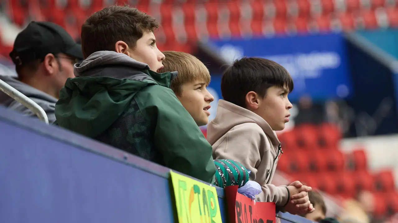 La grada del estadio de El Sadar durante el partido de La Liga EA Sports entre CA Osasuna y RCD Mallorca disputado en Pamplona. I&Ntilde;IGO ALZUGARAY