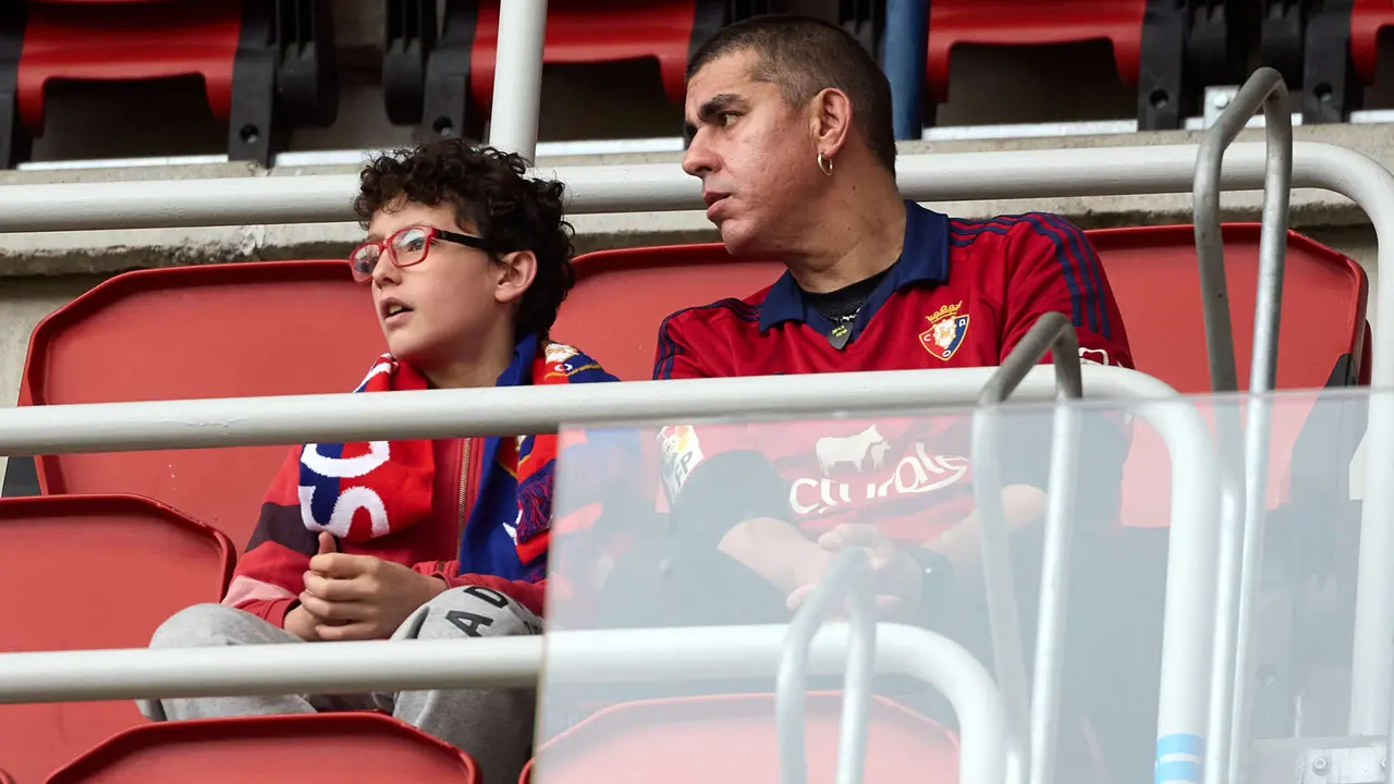 La grada del estadio de El Sadar durante el partido de La Liga EA Sports entre CA Osasuna y RCD Mallorca disputado en Pamplona. I&Ntilde;IGO ALZUGARAY