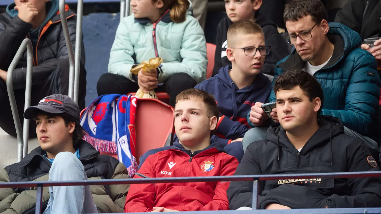 La grada del estadio de El Sadar durante el partido de La Liga EA Sports entre CA Osasuna y RCD Mallorca disputado en Pamplona. I&Ntilde;IGO ALZUGARAY