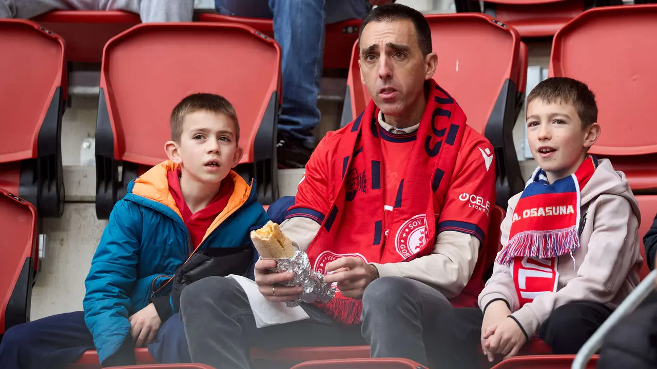 La grada del estadio de El Sadar durante el partido de La Liga EA Sports entre CA Osasuna y RCD Mallorca disputado en Pamplona. I&Ntilde;IGO ALZUGARAY
