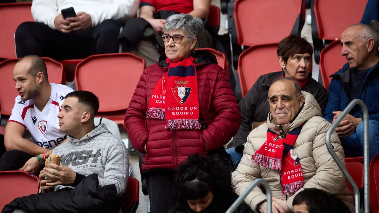 La grada del estadio de El Sadar durante el partido de La Liga EA Sports entre CA Osasuna y RCD Mallorca disputado en Pamplona. I&Ntilde;IGO ALZUGARAY